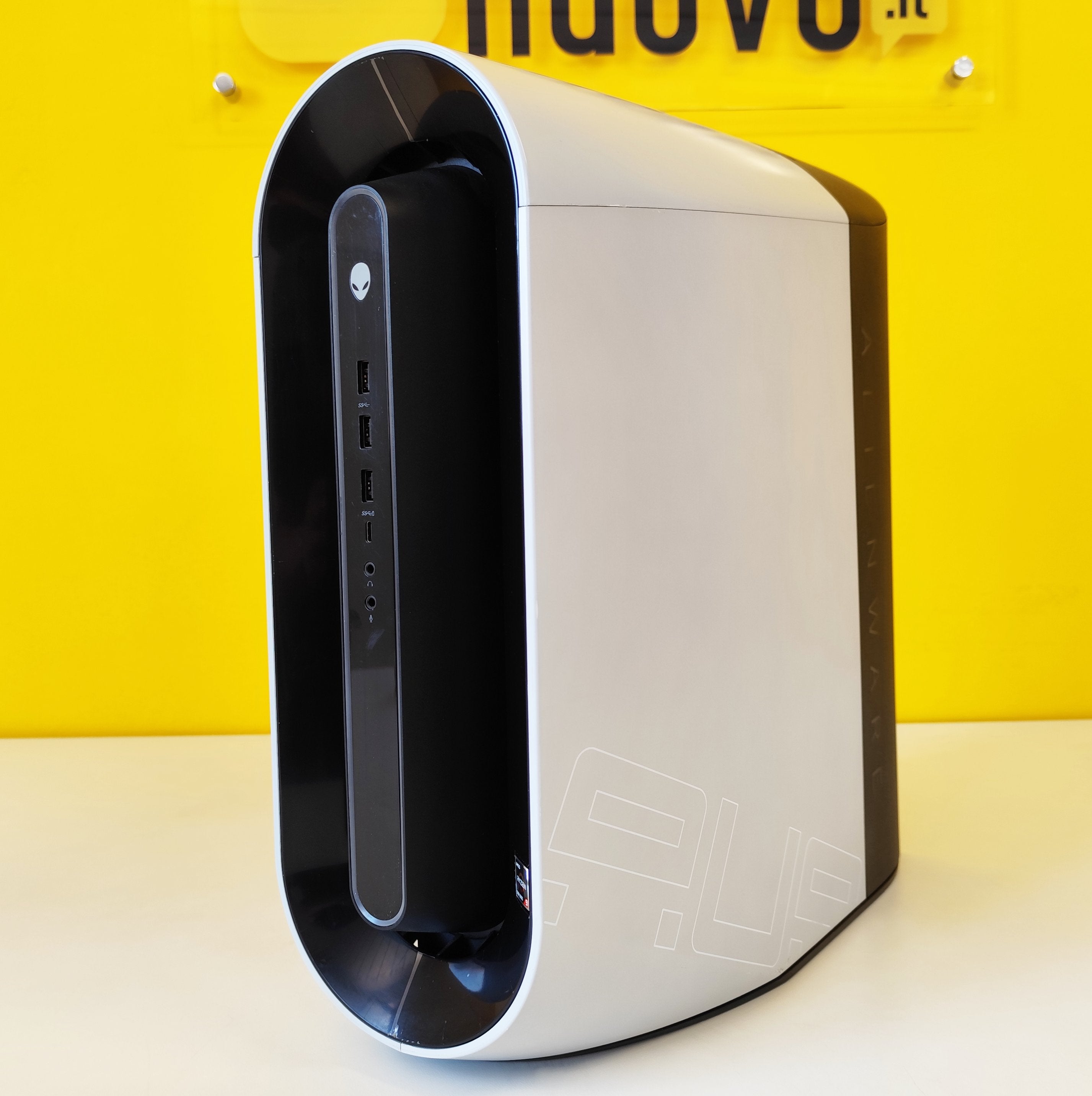 PC Dell Alienware Aurora R10 in esposizione con design bianco e nero, Ryzen 9 e RTX 3080Ti, disponibile su Messoanuovo.it. PC Dell Alienware Aurora R10 in esposizione con design bianco e nero, Ryzen 9 e RTX 3080Ti, disponibile su Messoanuovo.it.
